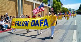 Image for article San Francisco : le groupe du Falun Gong est accueilli chaleureusement dans le défilédu Jour de la Déclaration d'Indépendance de la ville de Redwood (Photos)