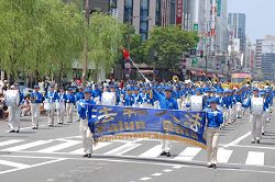 Image for article Japon : Les pratiquants de Falun Gong forme la plus grande procession dans le défilédu Festival de Niigawa (Photos)