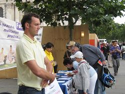 Image for article Londres, R.U. : Informer sur le Falun Gong et la persécution à St. Martins Square (Photos)