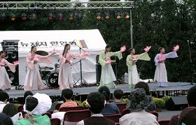 Image for article New Jersey : Les pratiquants de Falun Gong participent aux festivités coréennes de la Fête de la Lune (Photos)