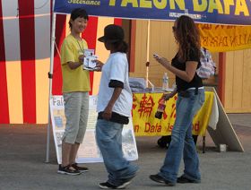 Image for article Communiquer les faits au sujet du Falun Gong à la Foire de l'État de Californie (Photos)