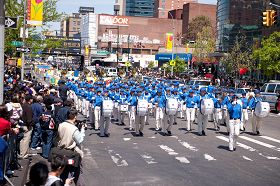 Image for article Flushing, New York : Grand défilé pour commémorer le onzième anniversaire de l'appel du 25 avril (Photos)