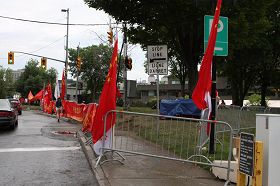 Image for article Ottawa, Canada : Des drapeaux rouges et des casquettes blanches sur la Colline parlementaire (Photo)