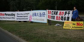 Image for article Canberra, Australie : Les pratiquants de Falun Gong protestent l'arrivée du violateur des droits de l'homme Jia Qinglin (Photos)