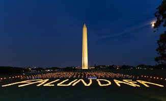 Image for article Washington DC : Une veillée aux chandelles au Monument de Washington en mémoire des pratiquants de Falun Gong tués au cours de la persécution (photos)