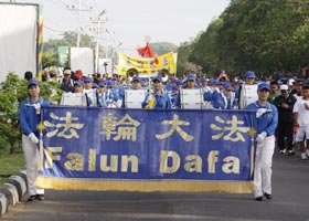 Image for article Indonésie : La fanfare Terre divine invitée à ouvrir la Marche pour une vie saine et la protection de l’environnement (photos)