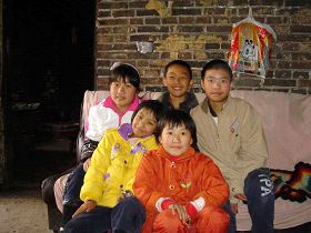 Image for article Les enfants de pratiquants de Falun Gong grandissent au sein de la souffrance en Chine (photos)