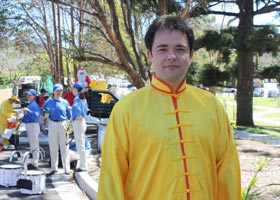 Image for article Un pratiquant français de Falun Gong : « Je n'oublierai pas mes amis en Chine. » (photo)