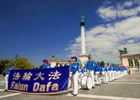 Image for article Hongrie : La Fanfare Terre divine participe au défilé de Saint Stéphane à Debrecen