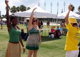 Image for article Floride : Des résidents locaux apprennent le Falun Gong lors du Veg Fest de Tampa Bay (Photos)