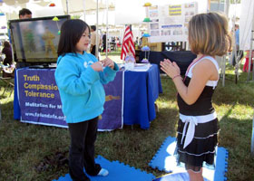 Image for article Fairfax, Virginie: Des pratiquants du Falun Gong rencontrent des résidents locaux lors du Festival d'automne (Photos)