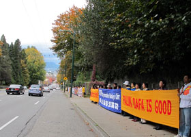 Image for article Vancouver: Des citoyens locaux félicitent le Falun Gong pour avoir gagné leur procès (Photos)