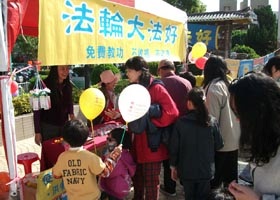 Image for article Taiwan: Des résidents de Kaohsiung apprennent le Falun Gong au Festival (Photos)