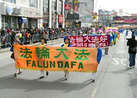 Image for article Ville de New York : Les pratiquants du Falun Gong participent au défilé du Nouvel An Chinois à Flushing (Photos)