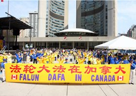 Image for article Toronto, Canada : Les chefs politiques et le public recommandent Falun Dafa (photos)