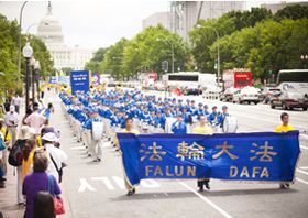 Image for article Washington DC : Défilé de plus de 2000 pratiquants de Falun Gong demandant la fin de la persécution (Photos) 