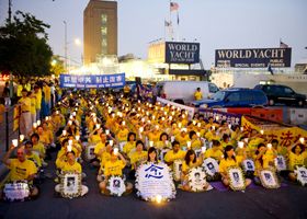 Image for article New York : Les pratiquants de Falun Gong tiennent une veillée aux chandelles le 20 juillet (photos)