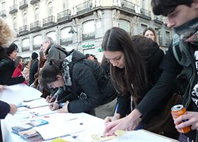 Image for article Le public espagnol signe une pétition contre la persécution du Falun Gong (photos)