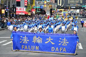 Image for article New York : La grande marche dans le quartier chinois de Flushing commémore l'Appel pacifique historique du 25 avril 1999 à Pékin