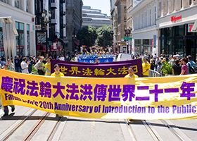 Image for article San Fransisco : les pratiquants de Falun Dafa organisent un grand défilé pour célébrer la Journée mondiale du Falun Dafa (Photos)