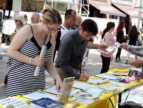Image for article Le Falun Dafa est chaleureusement accueilli partout en Europe et en Amérique du Nord (photos)