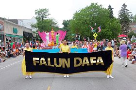 Image for article Le Falun Gong est une tradition dans les défilés locaux du Jour de l’Indépendance