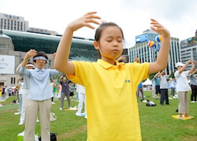 Image for article Corée : Les gens de tous les horizons soutiennent la résistance pacifique montrée par le Falun Gong