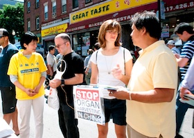 Image for article Chinatown de Boston : Les gens condamnent les atrocités des prélèvements d'organes en signant une pétition lors du Festival de la Lune (Photos)