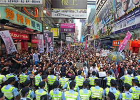 Image for article Epoch Times : Les habitants de Hong Kong défendent la professeure, Mme Lam