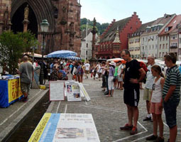 Image for article Freiburg, Allemagne : Des habitants locaux signent une pétition pour aider à mettre fin aux prélèvements d'organes sur les pratiquants de Falun Gong en Chine