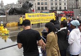 Image for article Londres : Une manifestation pacifique émeut le cœur des passants à Trafalgar Square (Photos)