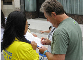 Image for article Toronto, Canada : Plus de 50 000 personnes signent la pétition condamnant la pratique du PCC qui prélève des organes sur des personnes vivantes (Photos)