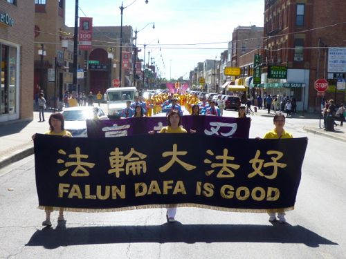 Image for article Chicago : le défilé du Falun Dafa impressionne les spectateurs du quartier chinois