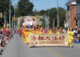 Image for article Saint Catharines, Canada : Le groupe du Falun Dafa ouvre le défilé du Festival du vin de Niagara