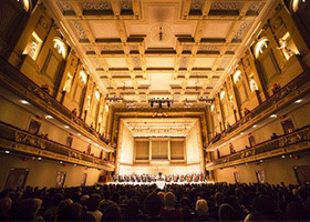 Image for article Le public de Boston applaudit la rencontre magistrale de l'Occident et de l'Orient  par l'Orchestre symphonique Shen Yun