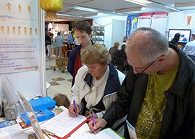 Image for article Pologne : Présenter le Falun Gong lors d'un salon de produits pour la santé (Photos)