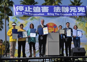 Image for article Los Angeles : Plus de 3 000 personne se réunissent pour dénoncer la persécution du Falun Gong et des survivants de la torture s'expriment