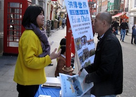Image for article Les pratiquants de Falun Gong sont des flambeaux de lumière et de vérité pour les passants du quartier chinois de Londres