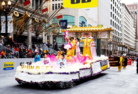 Image for article Chicago, États-Unis : Des pratiquants de Falun Gong participent au défilé de la fête de l'Action de Grâce pour la 10e année consécutive