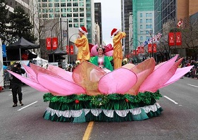 Image for article Vancouver, Canada : Les pratiquants de Falun Gong participent au défilé du Père Noël de Rogers