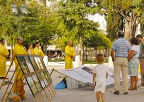 Image for article Les pratiquants de Falun Gong présentent des lettres aux dirigeants grecs et chinois, font des démonstration d'exercices et informent le public de la persécution