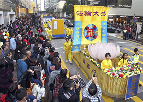 Image for article Hong Kong : La grande marche du Falun Gong bien accueillie par les habitants et les touristes