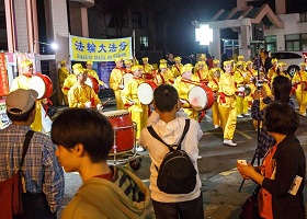 Image for article Kaohsiung, Taïwan : Faire connaître la vérité du Falun Gong aux touristes chinois au marché de nuit de Ruifeng 