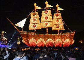 Image for article Taïwan : Le bateau du Falun Gong décoré de lanternes a été un des points forts de la célébration du Nouvel An à Taichung