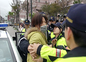 Image for article Taipei : Des voyous arrêtés après avoir attaqué des pratiquants de Falun Gong et la police