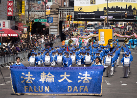 Image for article Un défilé à New York commémore la manifestation pacifique du 25 avril 1999 à Pékin