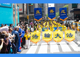 Image for article Le grand défilé du Falun Dafa, à Manhattan, a ému les gens du public