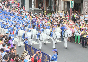 Image for article Taïwan : La fanfare du Falun Gong mise en évidence au cours du défilé du Bateau-Dragon