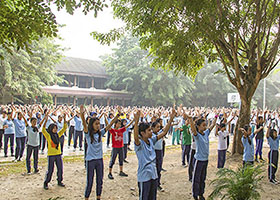 Image for article Indonésie : Des centaines de professeurs et d’élèves du collège de Batam apprennent le Falun Gong