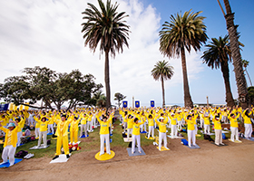 Image for article Los Angeles : Le Falun Gong participe à l'atmosphère rafraîchissante de la jetée de Santa Monica